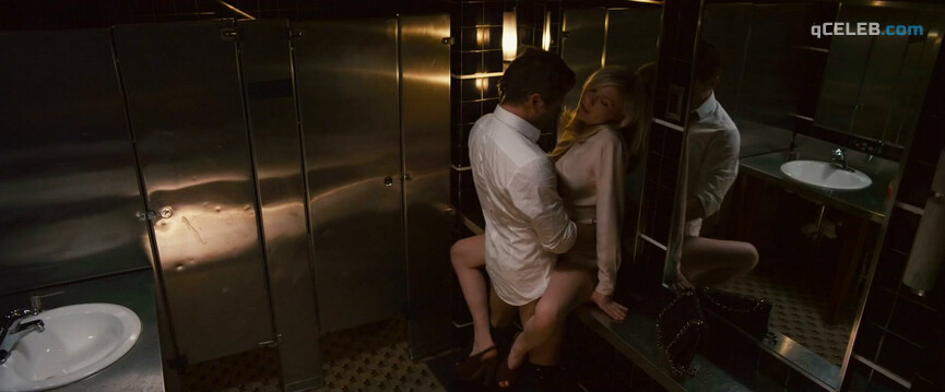 1. Kirsten Dunst sexy – Bachelorette (2012)