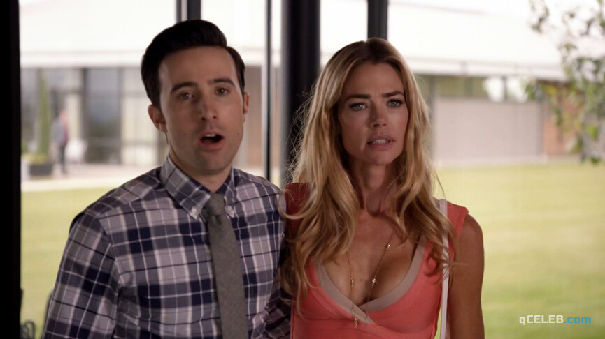1. Denise Richards sexy – Significant Mother s01e02 (2015)