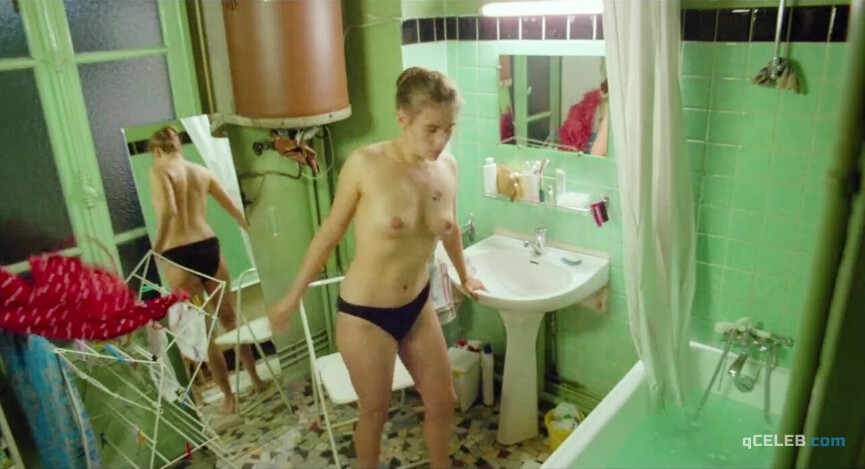 10. Nathalie Cardone nude, Emmanuelle Seigner nude, Mathilde Seigner nude, Christine Pascal nude, Noëlla Dussart-Finzi nude, Jeanne Savary nude – The Smile (1994)