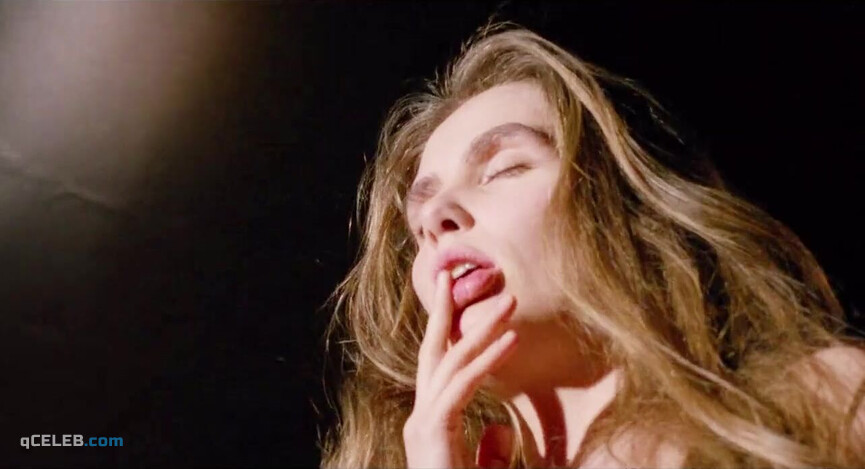 25. Nathalie Cardone nude, Emmanuelle Seigner nude, Mathilde Seigner nude, Christine Pascal nude, Noëlla Dussart-Finzi nude, Jeanne Savary nude – The Smile (1994)