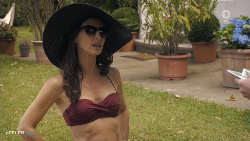 2. Maria Kostlinger sexy – Vorstadtweiber s01e04 (2014)
