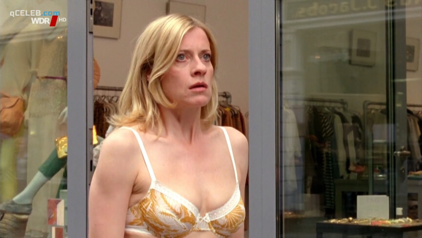 1. Caroline Peters sexy – Murder with a View s02e12-13 (2012)