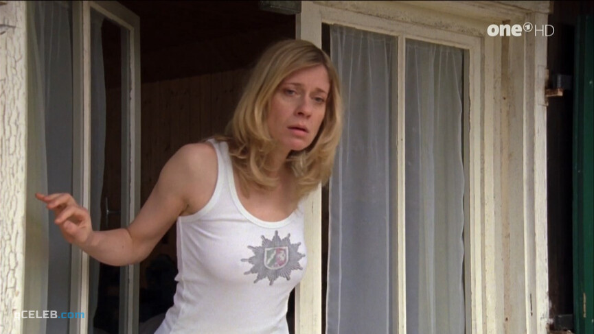 2. Caroline Peters sexy – Murder with a View s02e12-13 (2012)