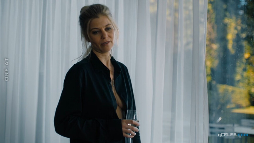 8. Hilde Dalik nude – Vorstadtweiber s01e47 (2018)