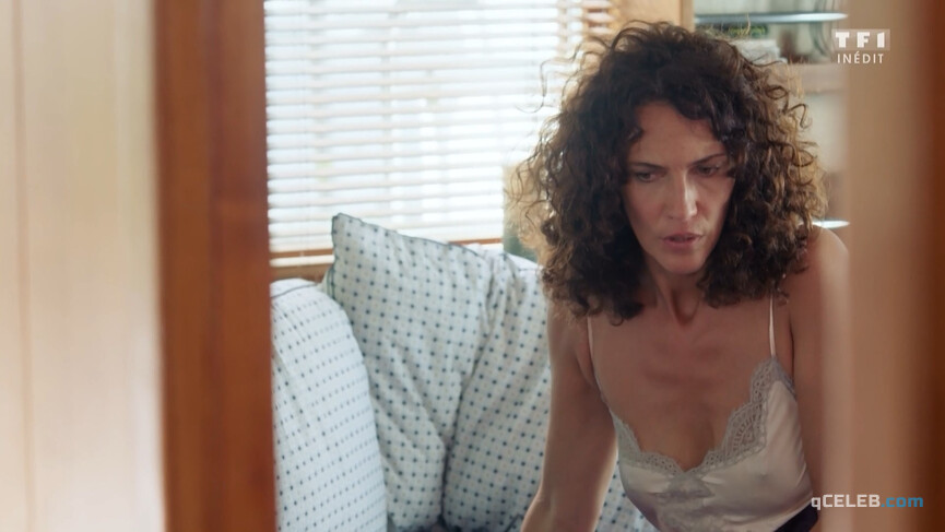 26. Linda Hardy sexy – Demain Nous Appartient s01 (2017)