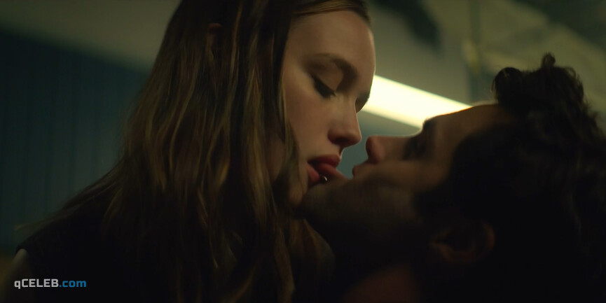 3. Victoria Pedretti sexy – YOU s02e01-04 (2019)