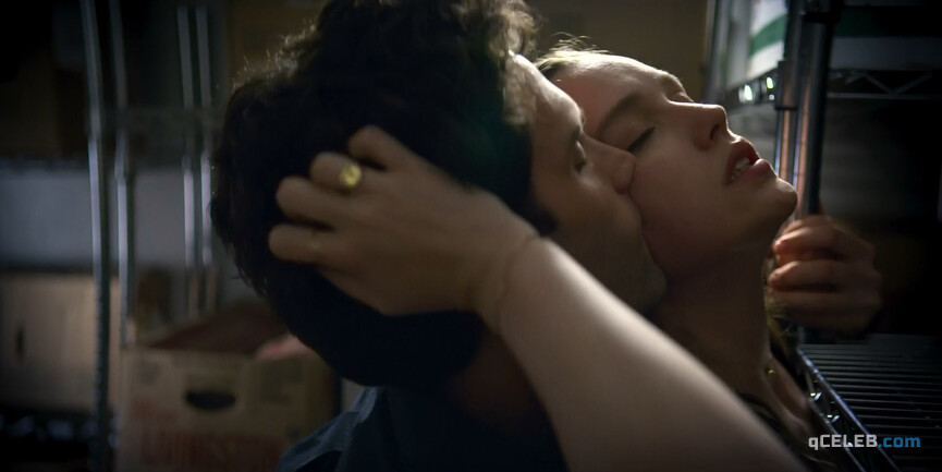 5. Victoria Pedretti sexy – YOU s02e01-04 (2019)