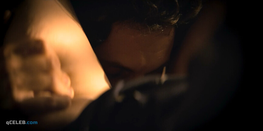 6. Victoria Pedretti sexy – YOU s02e01-04 (2019)