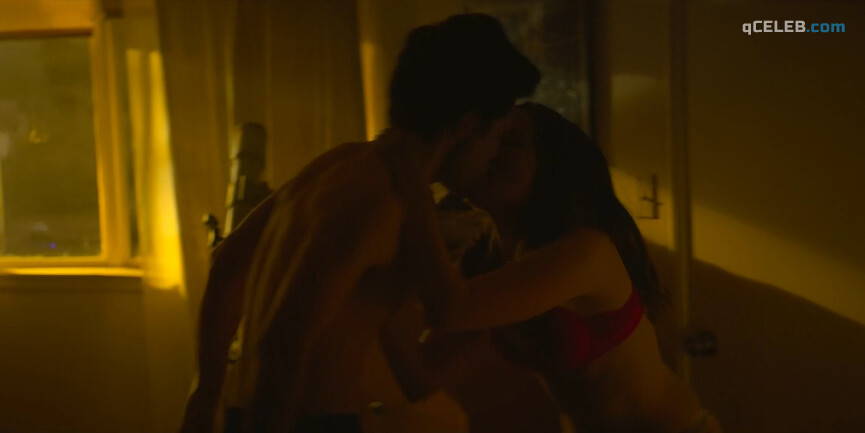 7. Victoria Pedretti sexy – YOU s02e01-04 (2019)