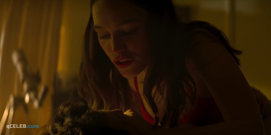 8. Victoria Pedretti sexy – YOU s02e01-04 (2019)